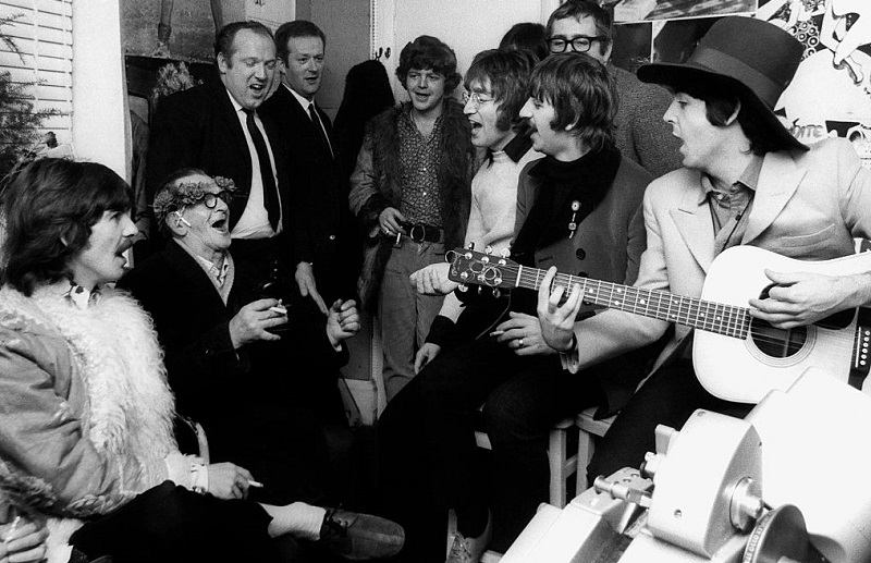 Beatles Trading Card Paul on Piano John and George Play " Hey Jude " Ringo 